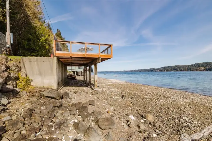 Large bulkhead with a huge entertainment deck!