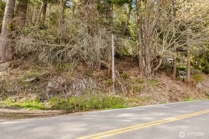 Seller placed a stick poles in the approximate vacinity of the lot line. 50' Frontage.