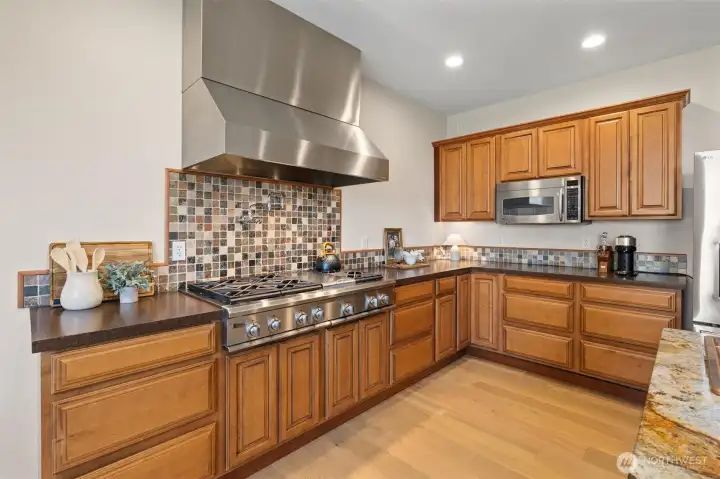 Luxury 6 burner stove and pot filler