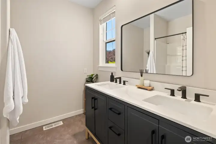 Main floor full bathroom