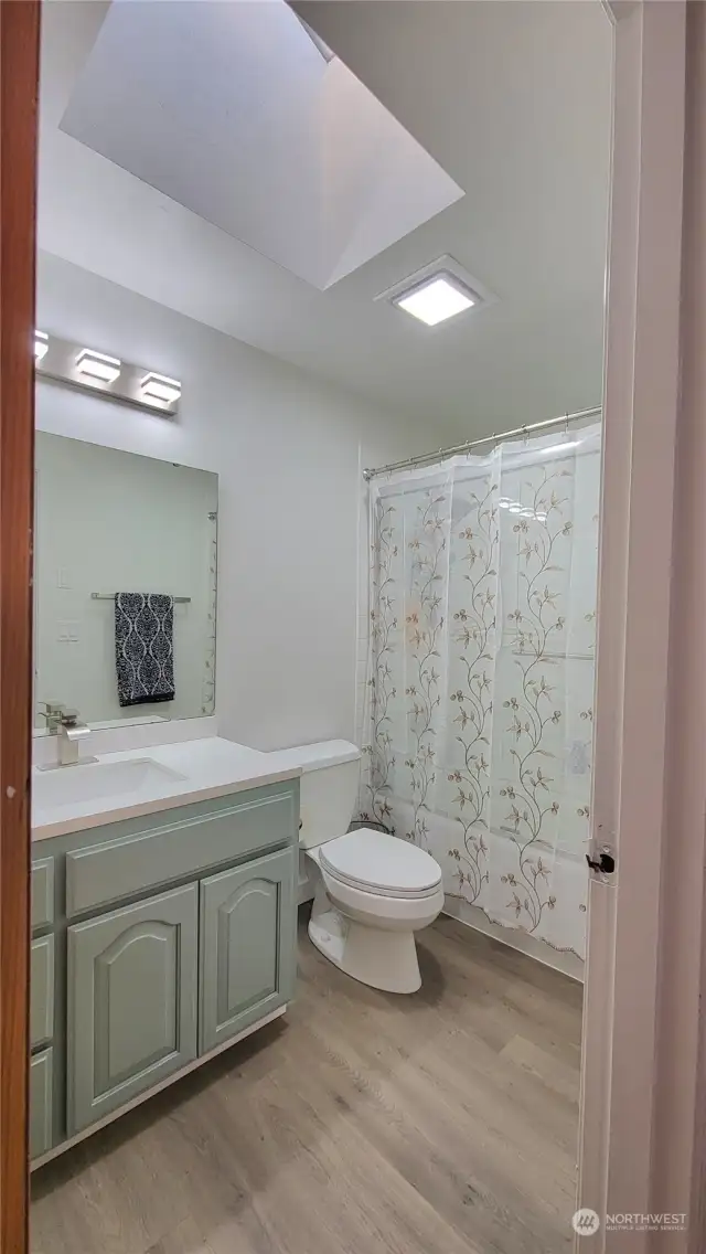 Upper level main bathroom