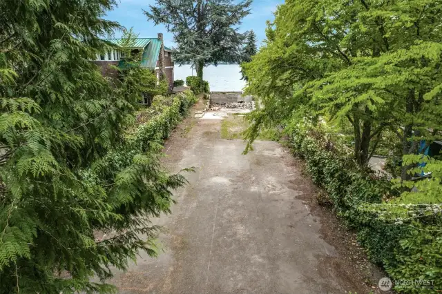 A true private and quiet oasis with mature hedges