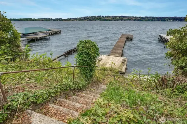 Gorgeous panoramic views of the glistening waters of Lake Washington