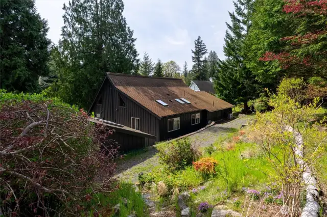 Between Hill House and the main house is a garden area and walking paths that connect back to the main yard.