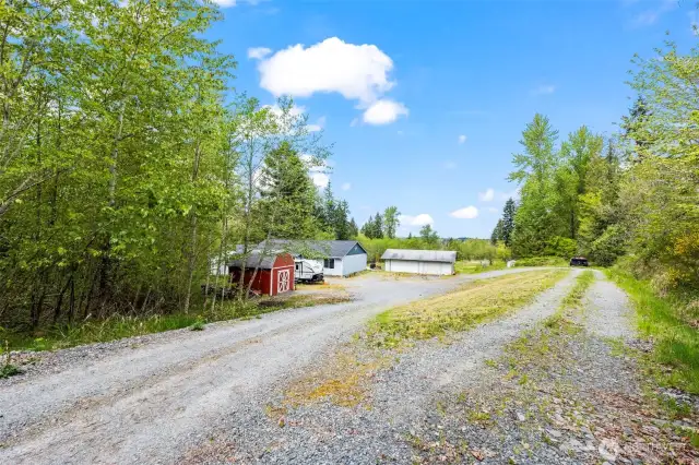 Awesome circular driveway for easy turning around with trailers, etc..