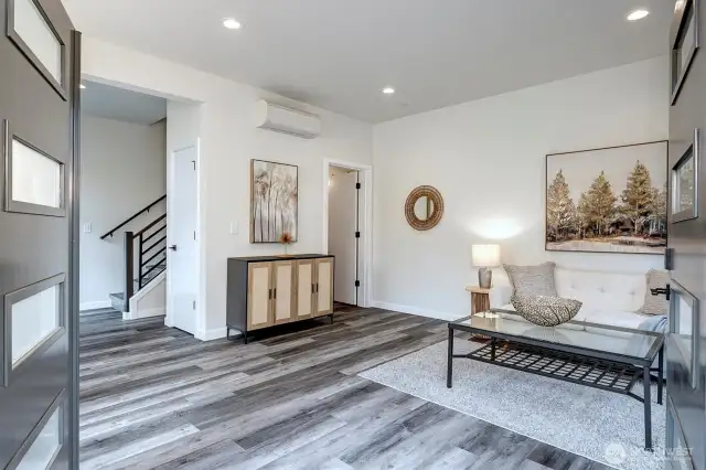 This can be a legal home office with separate entrance and bathroom.