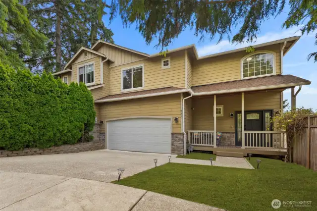 Virtual picture to show frontyard with grass.