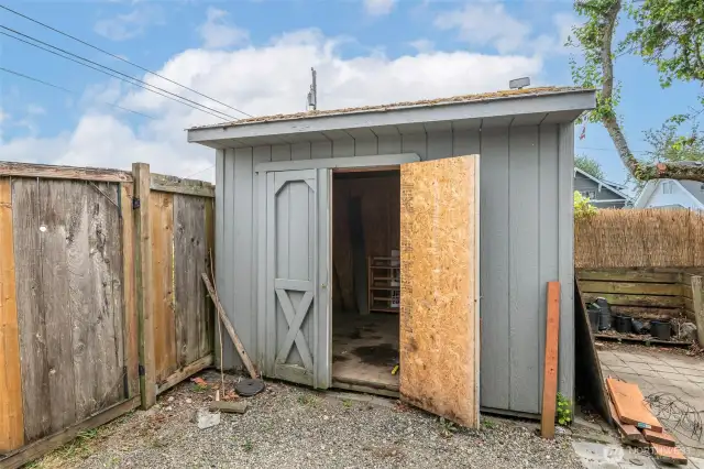Newer garden shed on the side of the house