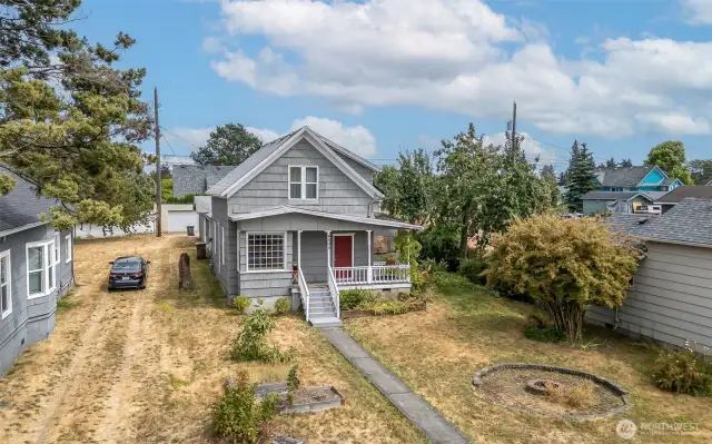 Plenty of yard in the front with a fire pit
