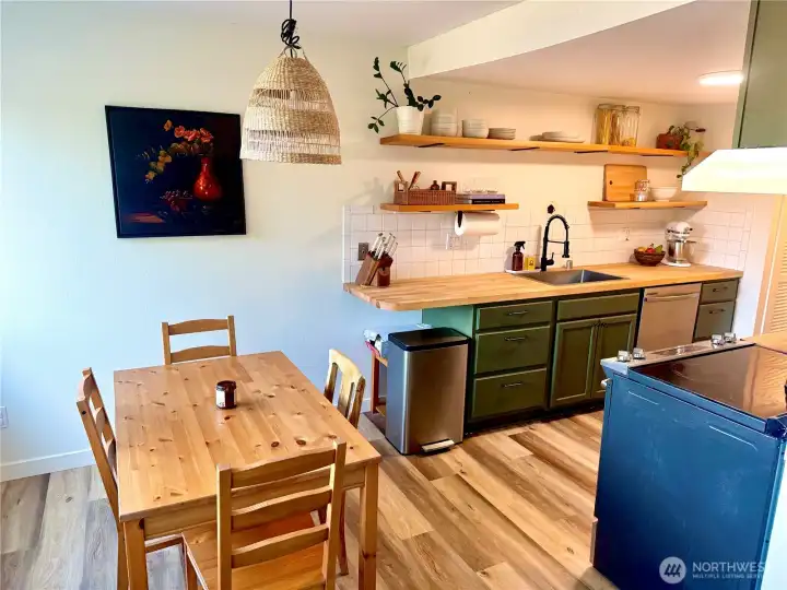 Open shelving, stainless steel dishwasher