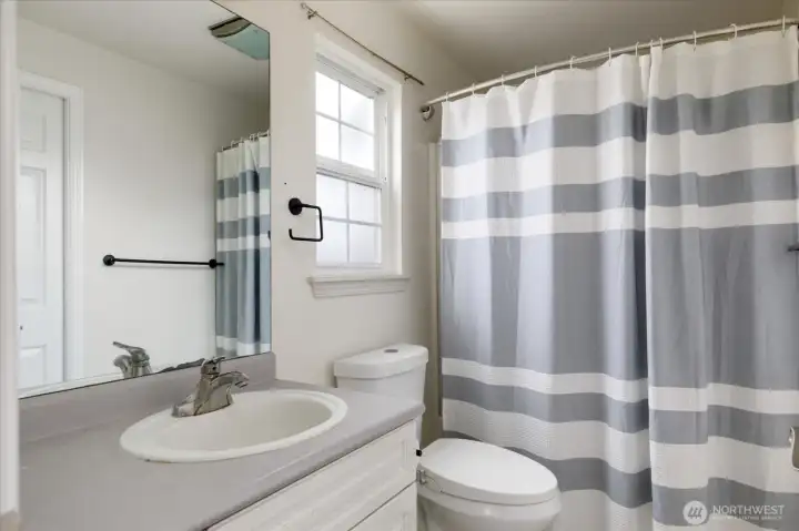 Primary en suite bathroom.