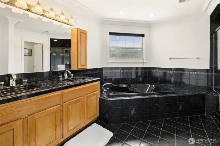 Double sinks and jetted tub