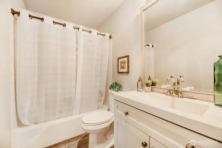 Full Bathroom w/soaking tub & shower