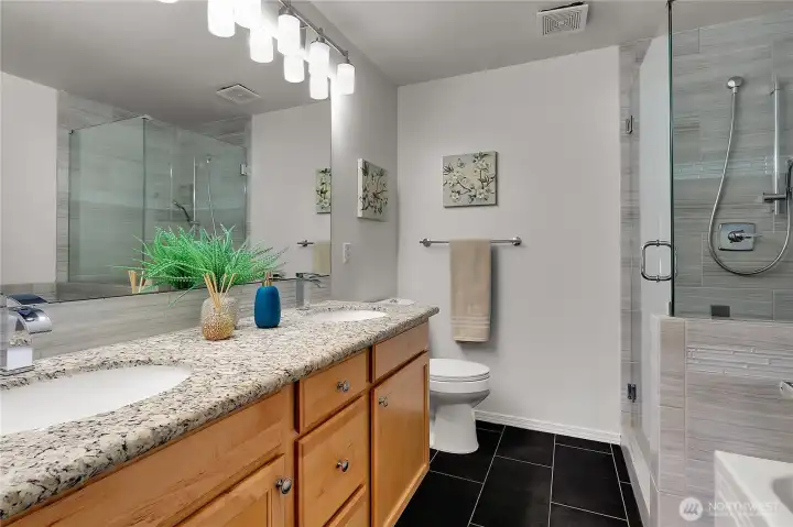 Updated Sumptuous 5-piece bath, separate tub and shower