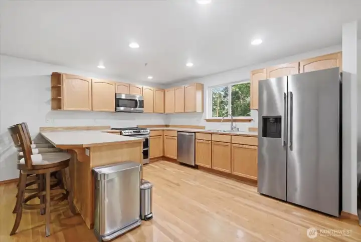 Spacious Kitchen With Eating Bar Spacious Kitchen With Eating Bar