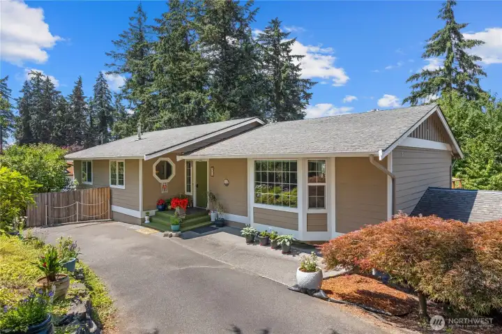 Circular drive right in front of home for convenient parking. Circular drive right in front of home for convenient parking.