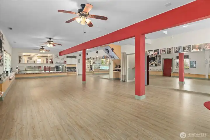 Beautiful sprung hardwood laminate flooring. Beautiful sprung hardwood laminate flooring.