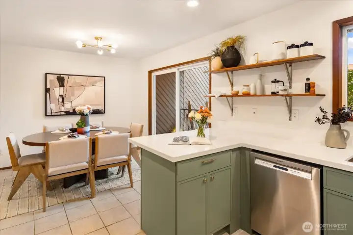 Great indoor/outdoor access to patio off the dining room. Great indoor/outdoor access to patio off the dining room.