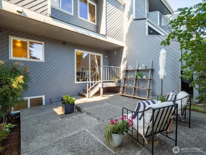 The garden beds surround the patio, for low-maintenance enjoyent. The garden beds surround the patio, for low-maintenance enjoyent.