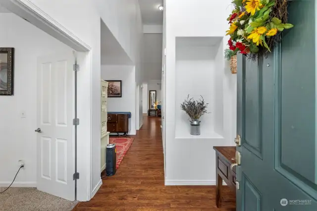 Walk right in to expansive vaulted ceilings.