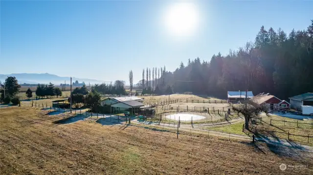 Lighted round pen and arena