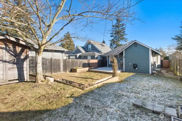 Room for a garage/carport off back alleyway.