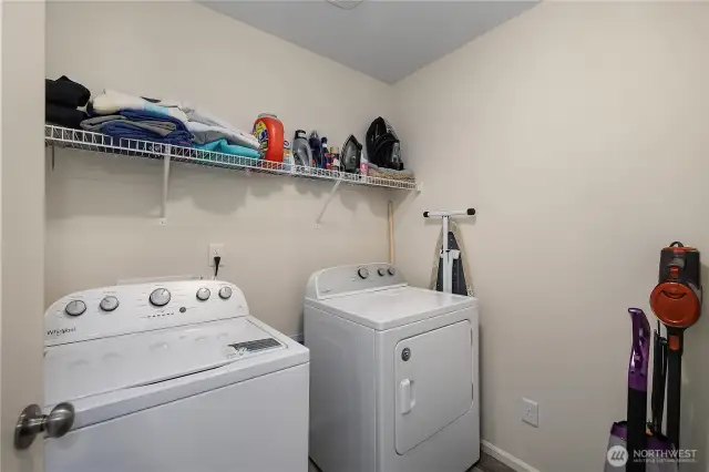 Great-sized upstairs laundry - washer/dryer stay!