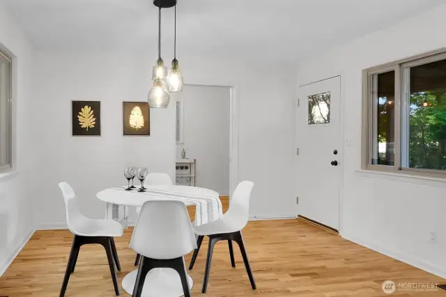 this dining area is perfectly !situated next to the covered back deck, perfect for entertaining