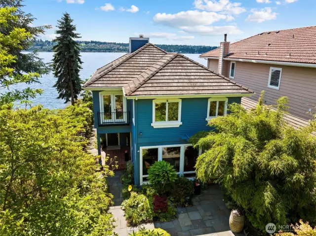A+ location is a short stroll to 600 acres of protected forests and trails, just 10 minutes from historic Inglewood Golf Club and vibrant Juanita Village & 15 minutes to eclectic downtown Kirkland.