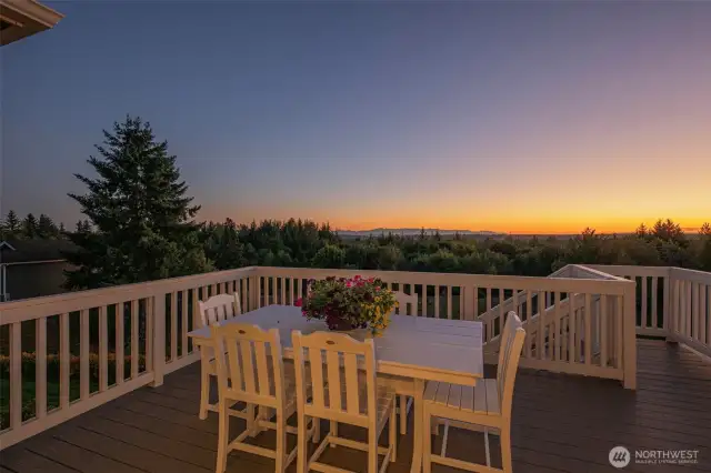 Sunset with the Olympics makes for the perfect backdrop for alfresco dining.