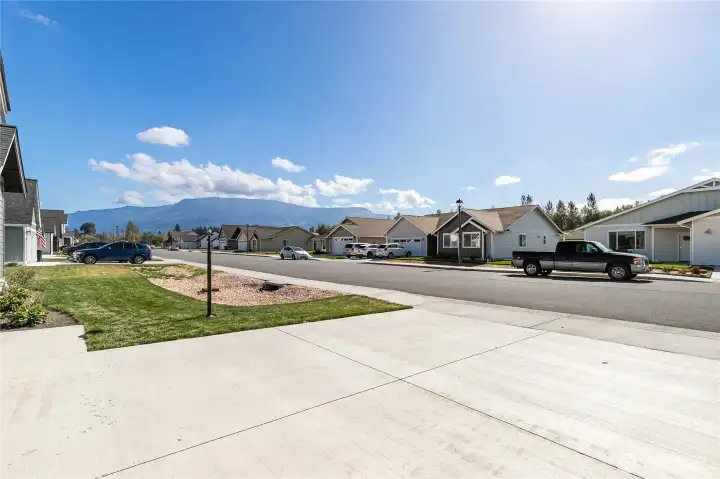 Lots of parking in the driveway or on the street. Views of the mountains!!