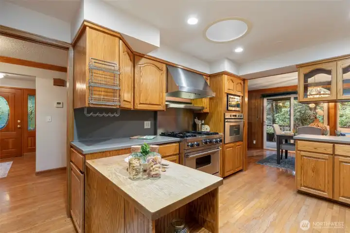 Walk around floor plan ideal for entertaining