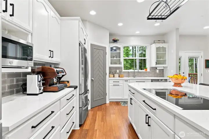 Ample countertop space and Large pantry Ample countertop space and Large pantry