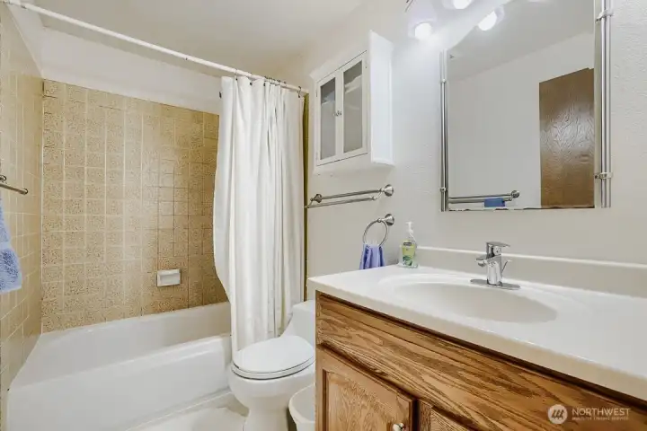 Full bath with tub shower combo on the main level. Full bath with tub shower combo on the main level.
