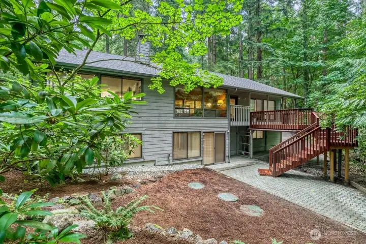 The backyard feels like an extension of the surrounding landscape. The backyard feels like an extension of the surrounding landscape.