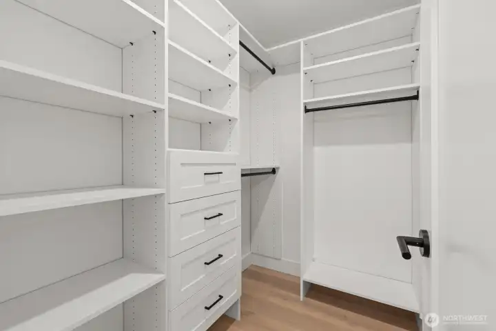 *PHOTOS OF SIMILAR MODEL*