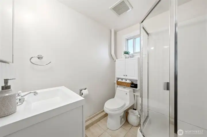 Unit B bathroom Unit B bathroom
