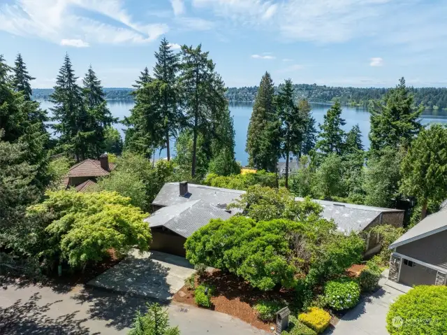 The home is perfectly situated on a lovely cul-de-sac in the prime neighborhood of Lakeview Highlands on the west side of Mercer Island.