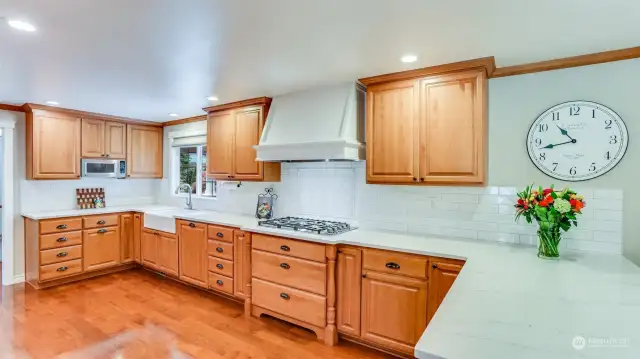 You will love meal prepping and hosting in this large & luxurious kitchen.