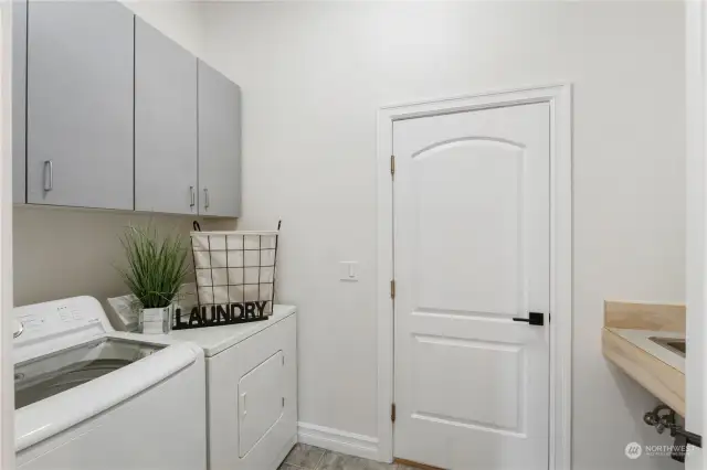 Laundry room with sink and closet