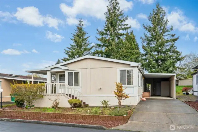 Welcome home to the highly desirable Premier 55+ Cardinal Estates Park