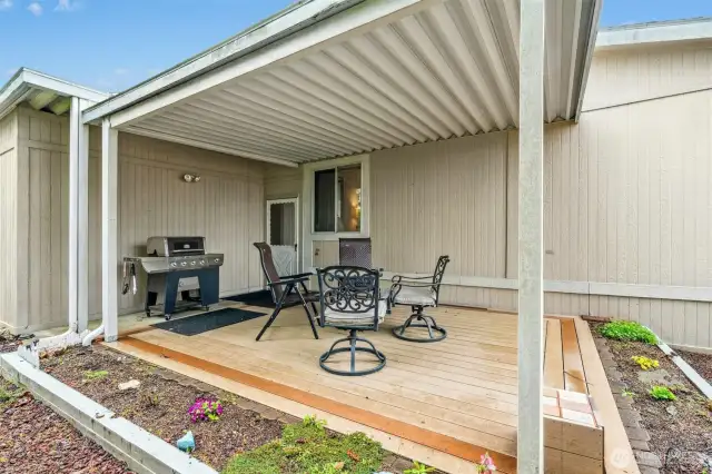 Enjoy sunny back yard w/ spacious deck