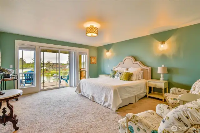 HUGE primary suite with sitting area
