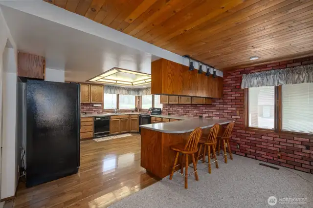 Large kitchen, breakfast bar