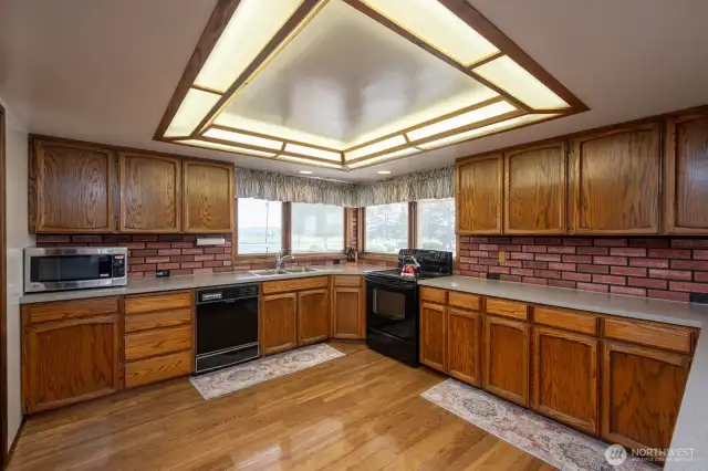 abundant storage/cabinets, hardwood floors