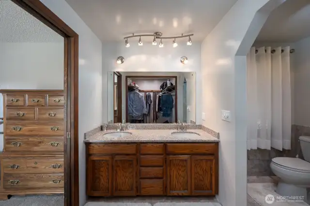 primary bath dual vanities