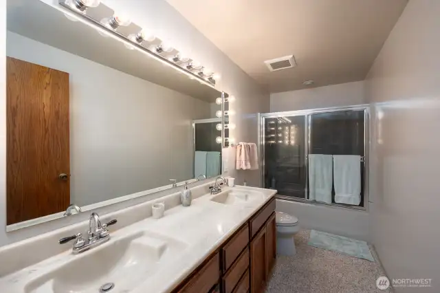 Full Bath, dual vanities