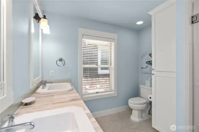 Upper level primary suite 1 bathroom