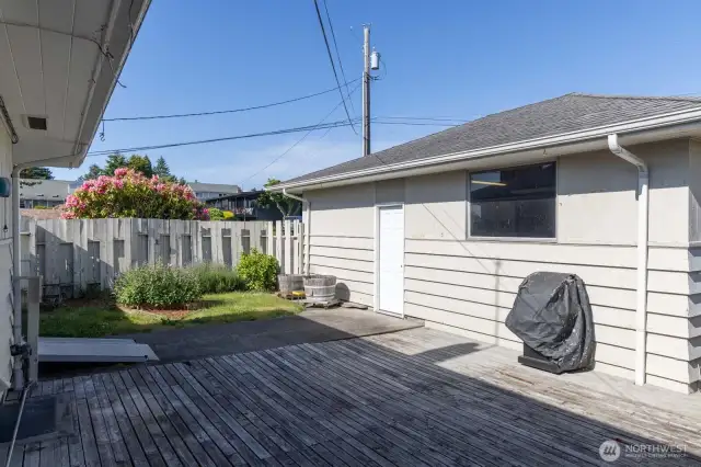 Detached 2 car garage.