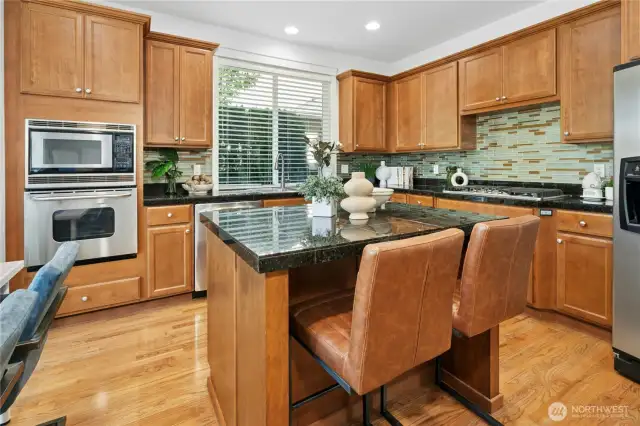 Large Chef's kitchen with islan